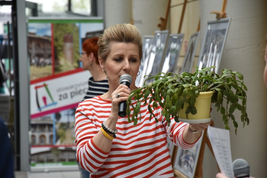 Chrzanów. Ekologiczny piknik w bibliotece. Podsumowano akcję „Gwiaździste sprzątanie Chrzanowa” [ZDJĘCIA]