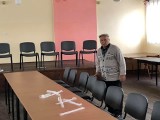 Nowe meble dla Domu Ludowego w Skorczowie w gminie Kazimierza Wielka. Wiceburmistrz chwali wspólną pracę [ZDJĘCIA]