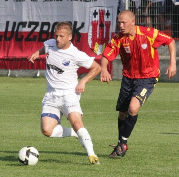 MKS Kluczbork - GKP Gorzów w 1. kolejce I ligi. Przy piłce pomocnik z Kluczborka Marcel Surowiak. On i jego koledzy będą mieli okazję zrewanżować się gorzowianom za ligową porażkę w meczu Pucharu Polski.