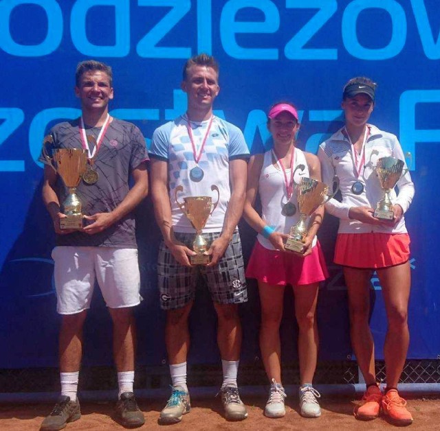 Radomska tenisistka, Aleksandra Buczyńska (pierwsza z prawej) wywalczyła mistrzostwo grając w parze z Darią Kuczer