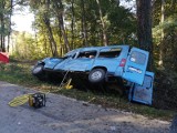 Ujazd. Tragiczny wypadek w gminie Trzciana. Zderzenie busa z ciągnikiem. Jedna osoba nie żyje, 14 trafiło do szpitala [ZDJĘCIA]