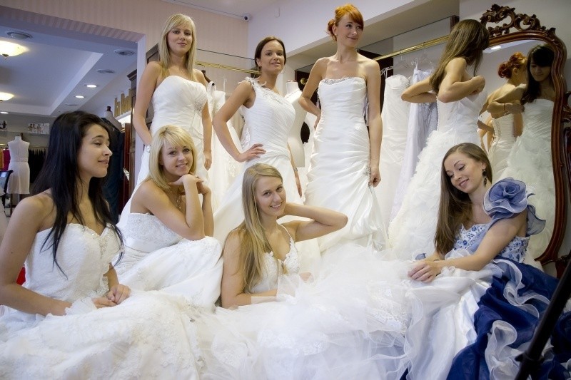 Te dziewczyny są przepiękne. Zobacz, jak wyglądają w sukniach ślubnych [WIDEO, FOTO]