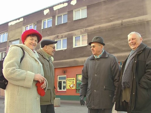 Stanisława Uss mieszka przy Rynku 16 od 1961 roku. - Nie mogę się doczekać rewitalizacji naszej starówki - mówi. Podobnie myślą jej sąsiedzi oraz zarządca Andrzej Redźko (z prawej).