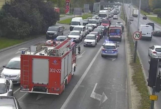 Łącznie sześć samochodów zderzyło się dziś, 8 października, około południa na al. Włókniarzy.