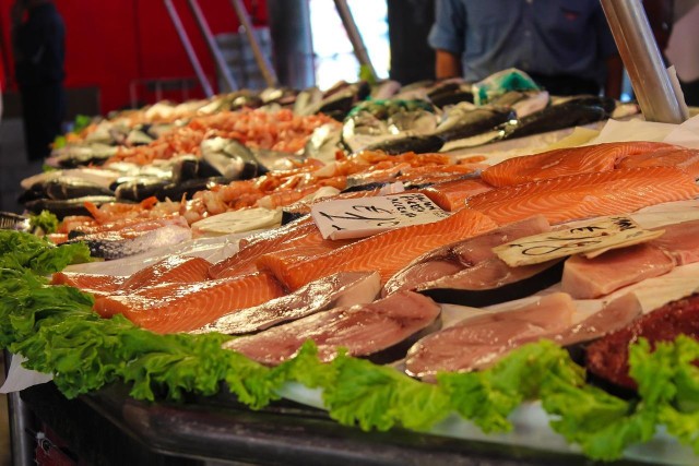 Spożywanie ryb to zdrowa i ekologiczna alternatywa dla mięsa zwierzęcego. Zawierają dużo kwasów tłuszczowych omega-3, białka oraz cennych witamin i minerałów. Niektóre rodzaje ryb, dzięki swoim właściwościom mogą znacząco wspomóc dietę odchudzającą. Oto lista ryb, które pomogą Ci schudnąć! Zobacz w naszej galerii, o jakie ryby chodzi 