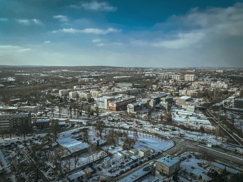 Panorama Katowic widziana z biurowca. Rozpoznajesz te miejsca? Zobacz zdjęcia pokrytego śniegiem miasta z lotu ptaka!