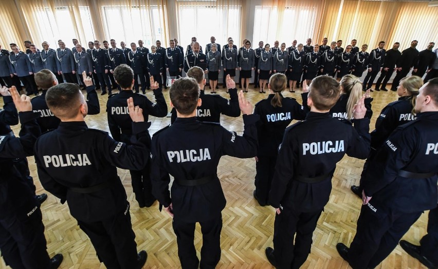 Ślubowanie nowych policjantów w KWP w Bydgoszczy w środę,...