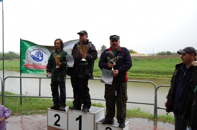 Marek Cieślak na najwyższym stopniu podium, obok Jacek Kozaczka i Jerzy Tomaka.