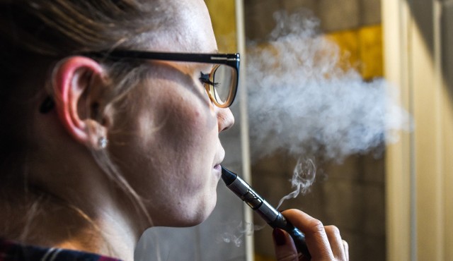 Ekspert wyjaśnia, że mniejsza szkodliwość papierosów elektronicznych wynika z tego, że aerozol na jaki narażony jest użytkownik tego typu urządzenia zawiera około 1,5 tys razy mniej substancji szkodliwych oraz tych potencjalnie szkodliwych w porównaniu do tych które są zawarte w dymie tytoniowym.