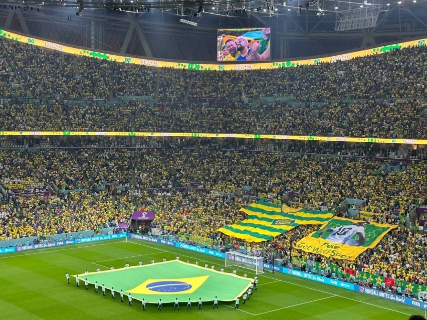 Brazylijscy kibice wywiesili na trrybunach stadionu podczas...
