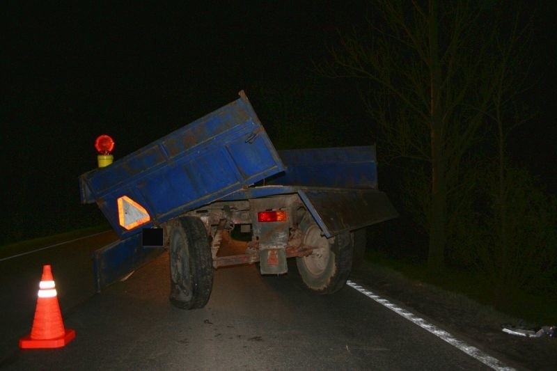 Kierujący ciągnikiem rolniczym z nieoświetloną przyczepą o...