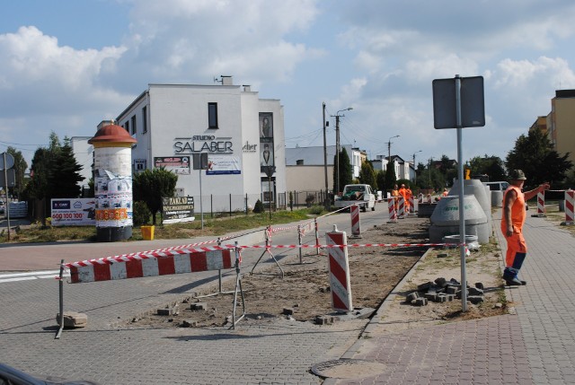 W czwartek 6 września  koronowska firma Wimar rozpoczęła roboty na Bukowej. Obok ulicy ustawione są i przygotowane do montażu w wykopach betonowe elementy, z części jezdni usunięto kostkę. Ale Bukowa jeszcze w czwartek była przejezdna. Oznacza to, że wykonawca będzie starał  się - póki można - ograniczać zamknięcie ulicy. Wykopy zaczną się później.