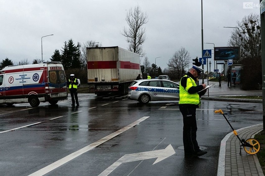 Wypadek na ul. 26 kwietnia. Ciężarówka potrąciła pieszą. Kobieta zmarła w szpitalu [ZDJĘCIA]