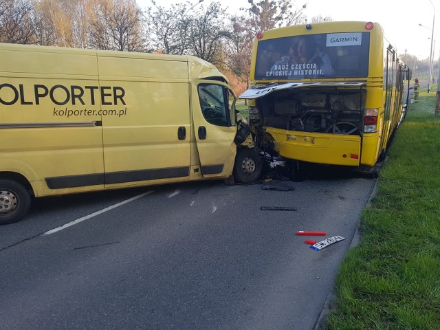 Przy ulicy Lwowskiej 42 w Katowicach doszło do kolizji samochodu dostawczego z autobusem miejskim. Nikomu nic się nie stało.