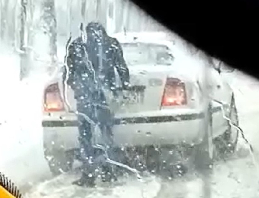 Śnieżyca w Łodzi. Kierowca MPK przepchnął auto, żeby przejechać autobusem ZDJĘCIA