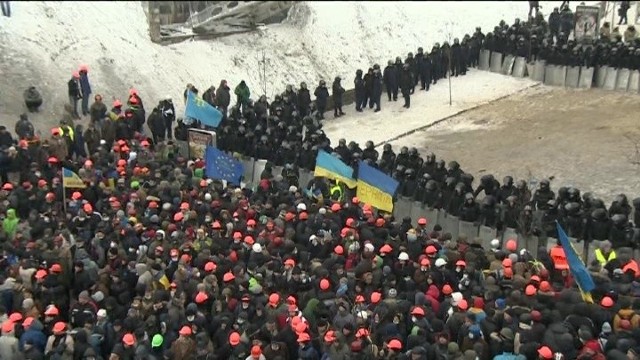 Specjalne oddziały milicji rozpoczęły forsowanie barykady prowadzącej na Majdan od strony budynków rządowych ok. godziny 1 w nocy z wtorku na środę.