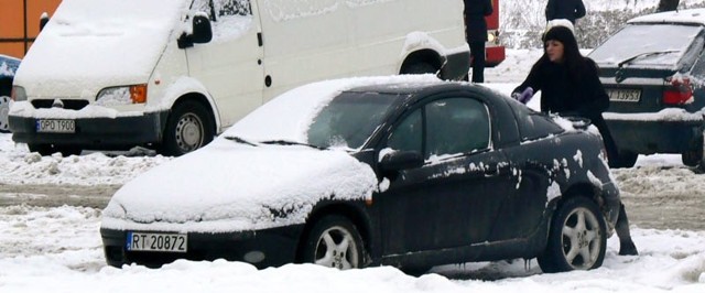 Po obfitych opadach śniegu, każdy kierowca rozpoczynał dzień od odśnieżenia swojego samochodu.