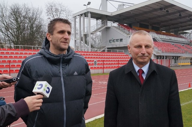 Migawka z konferencji na stadionie. Od lewej: Sławomir Roszak, prezes klubu "Cuiavia" i prezydent Ryszard Brejza