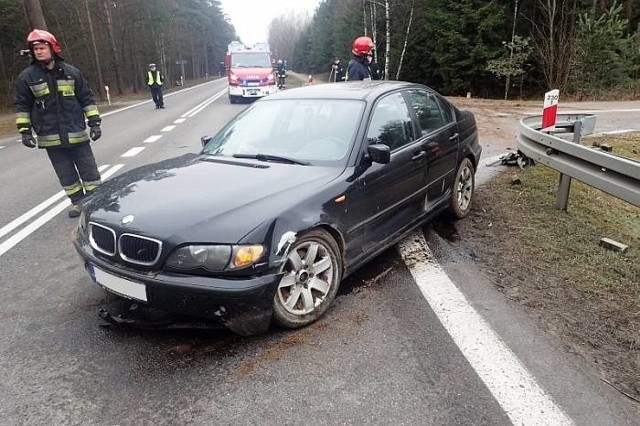 Do wypadku doszło w niedzielę około godziny 8:20 na DK 61. Między miejscowościami Bełda i Tama kierująca BMW zjechała do rowu i uderzyła w przepust.