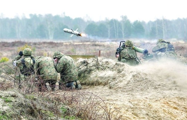 Manewry wojenne na poligonie Nowej Dębie 