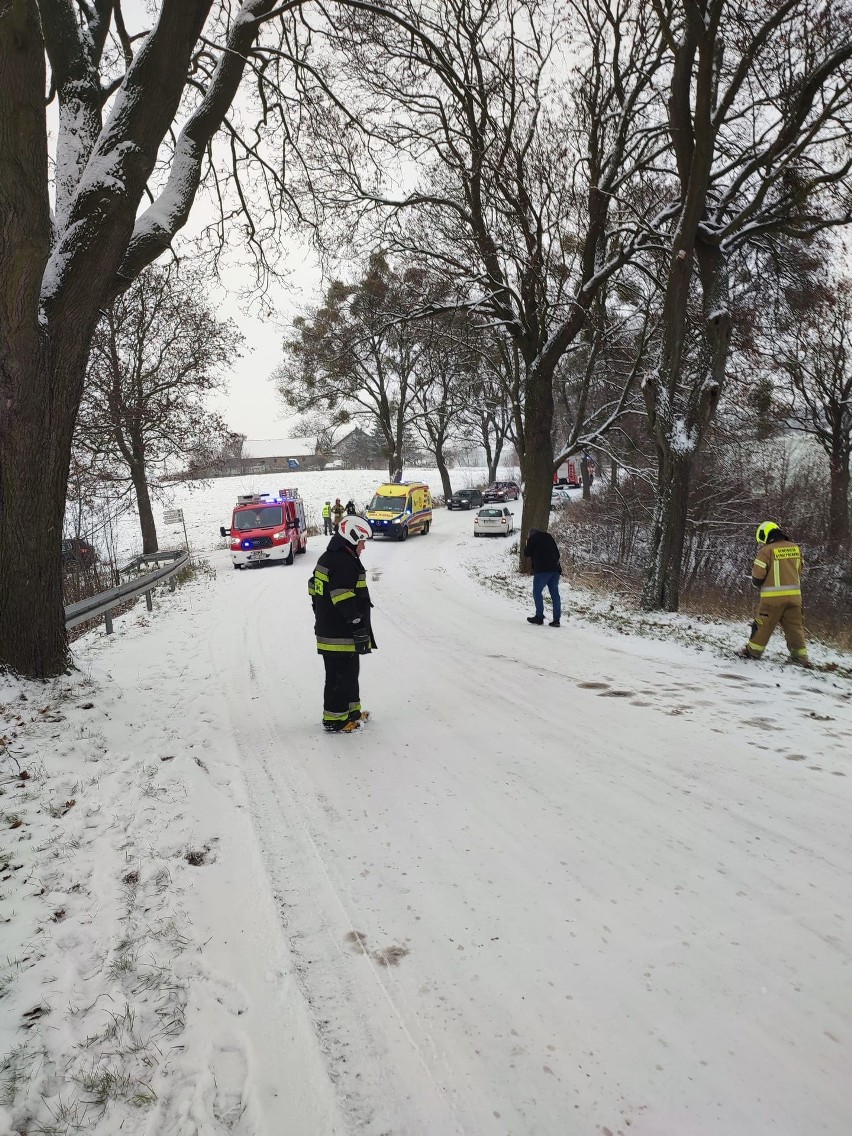 Wypadek w Annowie pod Grudziądzem. Samochód uderzył w...