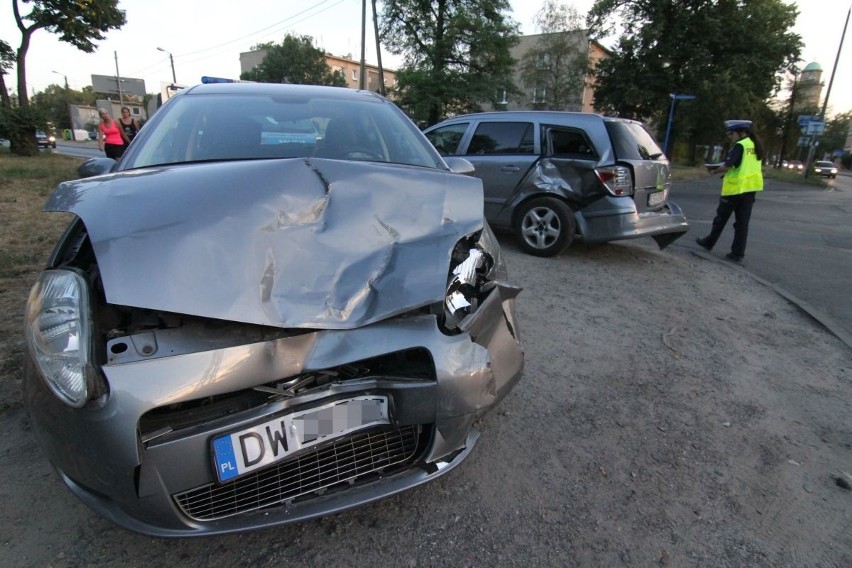 Wypadek na Czajkowskiego. Zderzyły się opel, mercedes i fiat. Trzy osoby w szpitalu