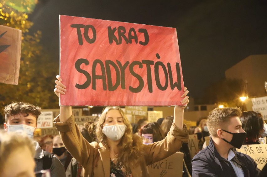 Protest kobiet przed archikatedrą i na ulicach Katowic, 26...