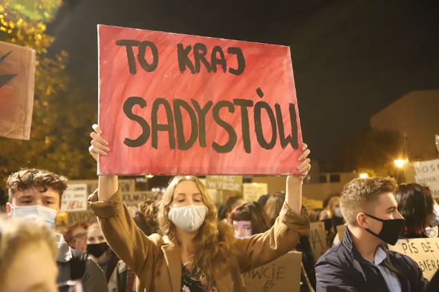 Protest kobiet przed archikatedrą i na ulicach Katowic, 26 października 2020 r.