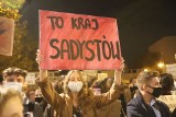 Protest kobiet w Katowicach. Czwarty dzień protestów. Tysiące ludzi na ulicach. Marsz przeszedł spod katedry aż na rondo