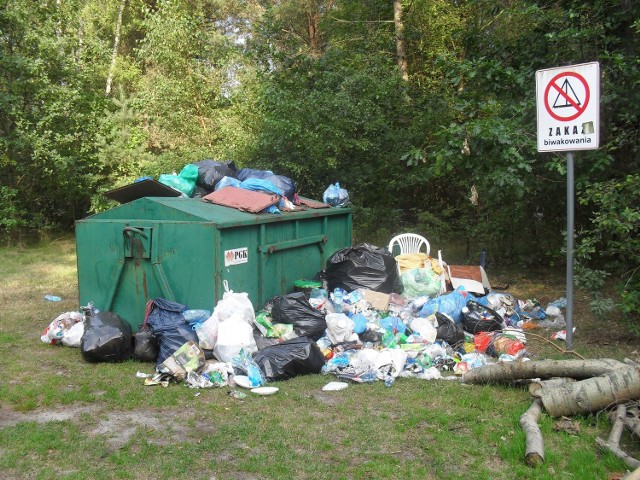 Takie obrazki nie wymagają komentarza. Bałagan w okolicach kąpieliska nad jeziorem Wierzchowo. 