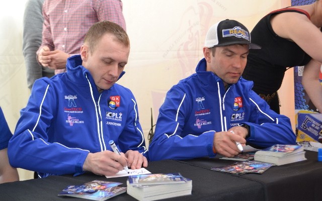 Daniel Jeleniewski (z lewej) i Sebastian Ułamek podpisują autografy kibicom.