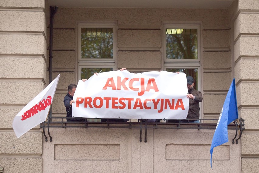 Związkowcy protestują przeciwko likwidacji Urzędu Morskiego...