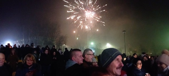 Tak powitano Nowy Rok 2024 w Jędrzejowie. Zobacz więcej na kolejnych slajdach