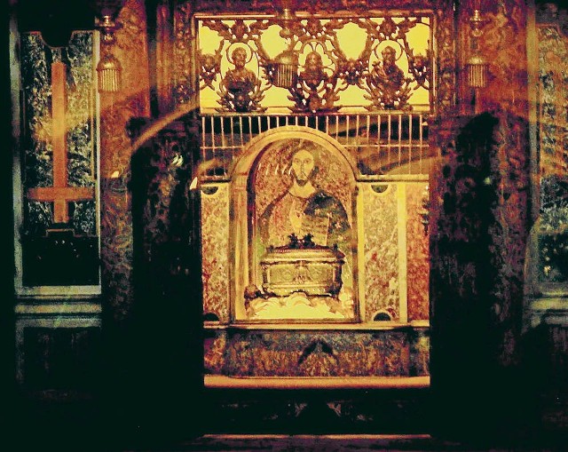 Grota z grobem św. Piotra w kryptach watykańskich