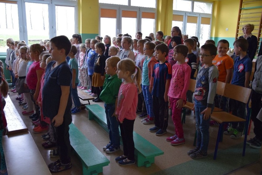 Pełne pieśni wojennych obchody Święta Niepodległości w Szkole Podstawowej w Podchojnach 