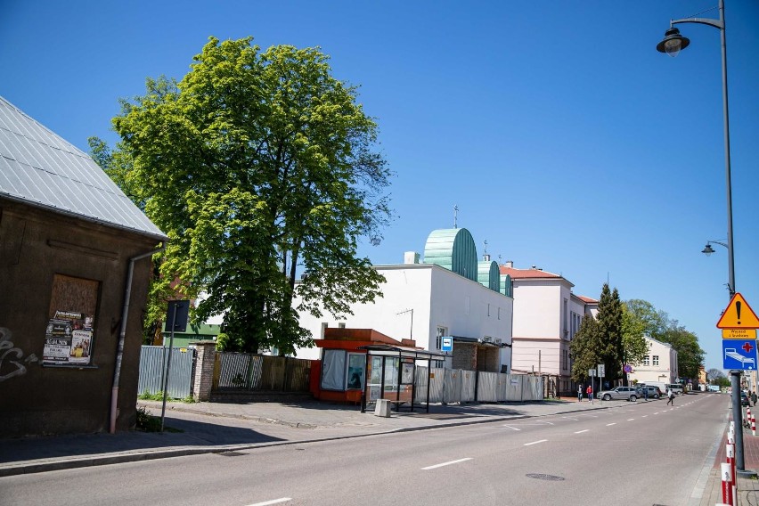 Obecny widok na działkę, o której mowa. Już bez dwóch drzew,...