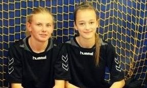 Ewa Cieśla - z lewej i Kamila Komisarczyk odnoszą regularne sukcesy w młodzieżowej piłce nożnej kobiet. 