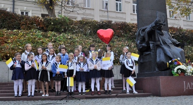 Przemyskie przedszkolaki i uczniowie szkół podstawowych już po raz dziewiąty wyśpiewały ulubione pieśni świętego Jana Pawła II. Uroczysty koncert z okazji 41. rocznicy wybory Karola Wojtyły na papieża odbył się na Pl. Niepodległości w Przemyślu. Gościem specjalnym wydarzenia był prezydent miasta Wojciech Bakun.