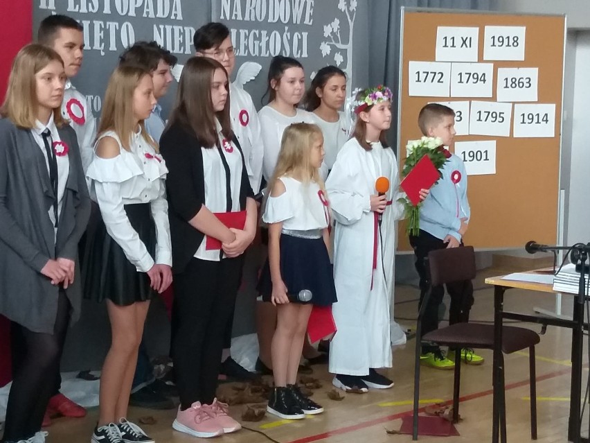 Uczniowie Szkoły Podstawowej w Kowali śpiewali Hymn Polski. Uczczono też pamięć patrona generała Hedy "Szarego" [ZDJĘCIA]