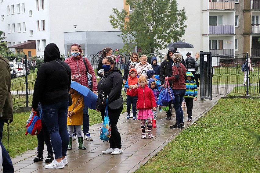 Jak uniknąć kolejek  przed przedszkolami? Przez reżim sanitarny rodzice z dziećmi musieli długo czekać na  wejście do szatni...