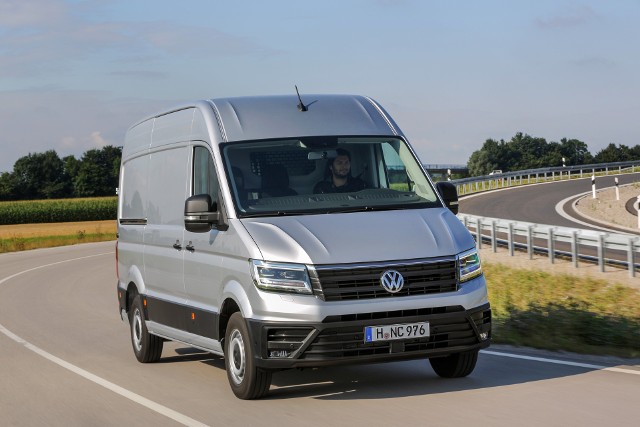 Volkswagen Crafter W porównaniu z poprzednim modelem, Crafter ma teraz bogatsze wyposażenie standardowe, w którego skład wchodzą takie elementy bezpieczeństwa jak system stabilizujący pojazd podczas podmuchów bocznego wiatru, system ułatwiający ruszanie pod górę, i system automatycznego hamowania po kolizji.Fot. Volkswagen