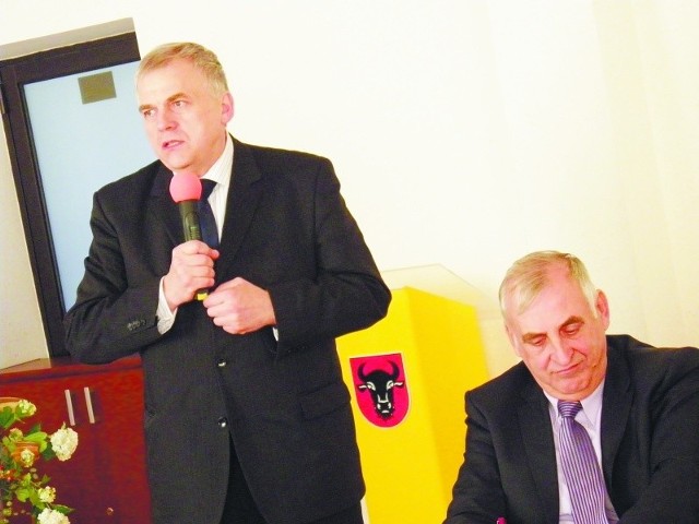 Bogusław Dębski, prezes spółki Szpital Powiatowy  (z lewej) nie omieszkał się pochwalić wygenerowanym we wrześniu zyskiem. To przytyk w stronę burmistrza (obok), który wątpił w jego kompetencje.