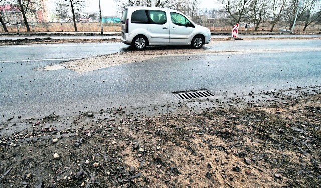 Wykonawcą prac drogowych jest spółka Colas. Tylko prace na ul. Krakusa i Wandy mają kosztować około 9 milionów złotych. Kierowcy narzekają, że zabezpieczenie terenu budowy jest fatalne