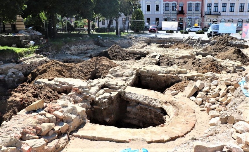 Nowy Sącz. Co dalej z wykopaliskami archeologicznymi na płycie rynku? SARR podpisał z miastem umowę na trzy lata [ZDJĘCIA]