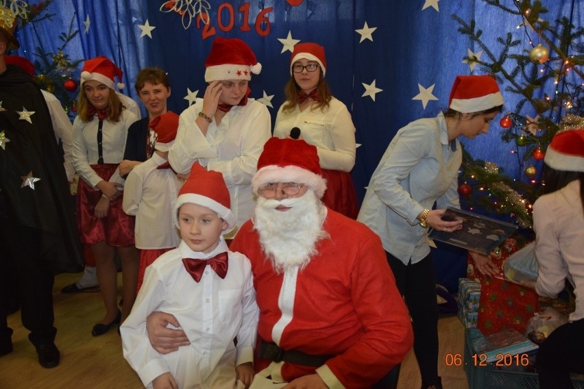 Mikołaj z prezentami w Specjalnym Ośrodku Szkolno-Wychowawczym w Niemienicach