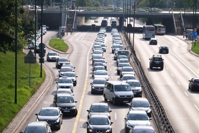 Koniec roku to okres różnego rodzaju podsumowań. Tym razem przyjrzeliśmy się sposobom przemieszania się naszych rodaków w minionym roku. A na te wyniki w ogromnej mierze ma wpływ pandemia, która rozpoczęła się wraz z początkiem 2020 roku. Co ciekawe, polskie miasta biją rokrocznie rekordy w statystyce liczby samochodów na 1 000 mieszkańców. Według aktualnych danych z własnego auta często korzysta trzech na pięciu Polaków. Z jakich jeszcze środków transportu chętnie korzystaliśmy w 2022 r.?