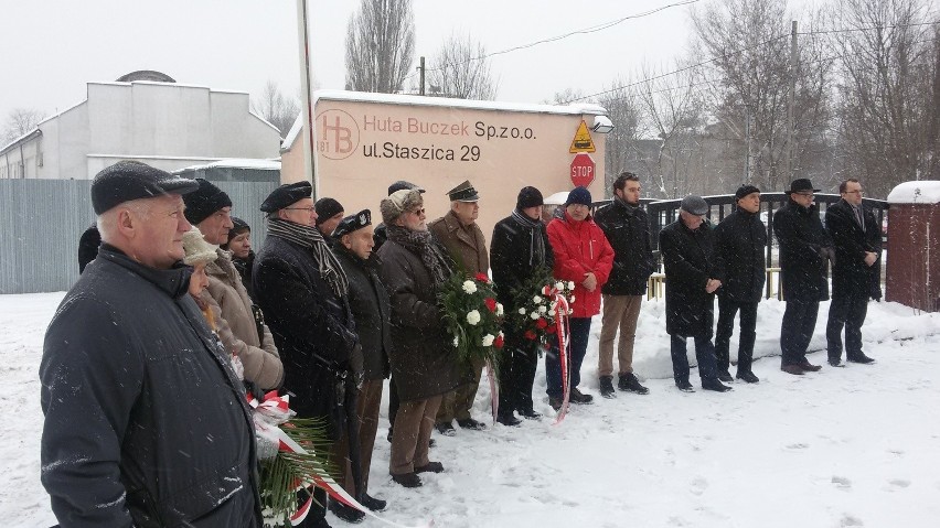 Złożeniem kwiatów pod tablicą przy ul. Staszica uczczono...