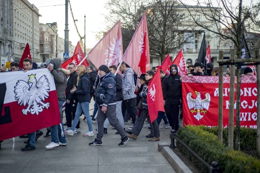 Kilkaset osób wzięło udział w Marszu Zwycięstwa, który w...