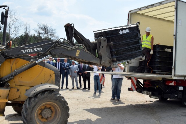 W środę, 16 czerwca wywieziono ostatnią ciężarówkę chemikaliów z pogorzeliska odpadów toksycznych znajdującego się przy ulicy Perłowej w Nowinach. Władze Powiatu zorganizowały z tej okazji konferencję prasową i szczegółowo omówiły milionowe  przedsięwzięcie.