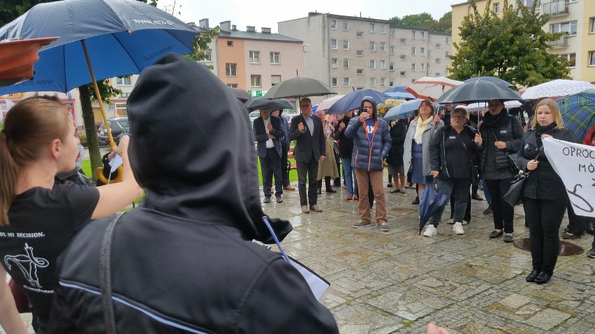 Ok. 50 osób przyszło na protest w strugach deszczu w...